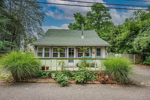 75 Upper Dock Rd, Kings Park, NY 11754