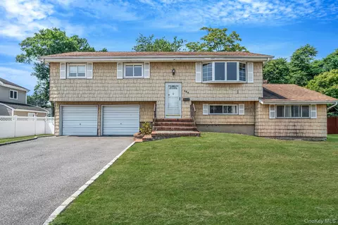 184 Mohawk Ave, Deer Park, NY 11729