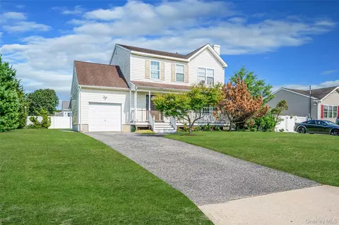 905 Doane Ave, Bellport, NY 11713