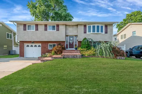207 N Elm St, Massapequa, NY 11758