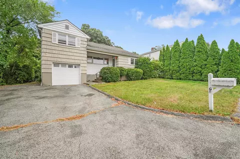 65 Westlake Dr, Mount Pleasant, NY 10594