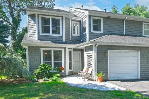 4 Madder Lake Cir #4, Commack, NY 11725