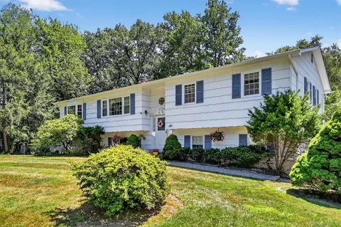 6 Danlyn Ct, Clarkstown, NY 10956