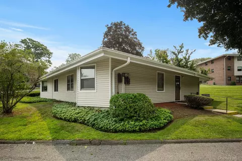 29 Cambridge Ct #B, Yorktown, NY 10598
