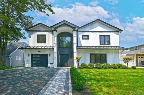 53 Elbow Ln, Levittown, NY 11756