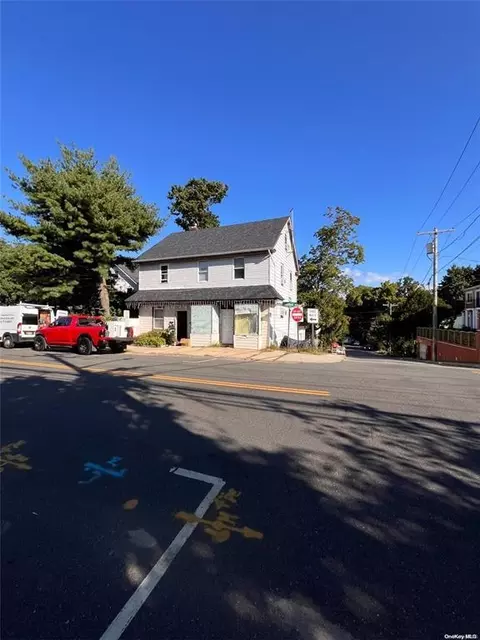 95 Steamboat Rd, North Hempstead, NY 11024