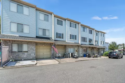 28 Wirt Ln, Staten Island, NY 10309