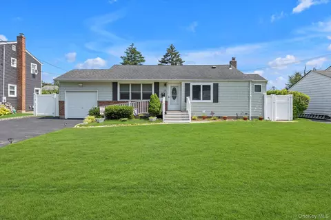 14 Heath Ln, East Northport, NY 11731