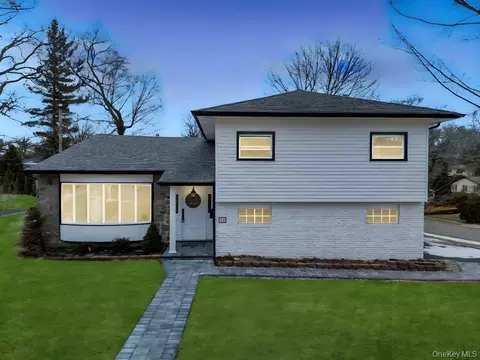 16 Huckleberry Ln, Oyster Bay, NY 11771