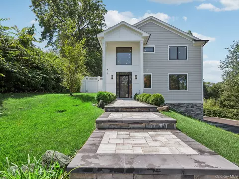 2 Arthur Pl, Woodbury, NY 11797