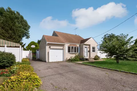 328 Henry St, Bethpage, NY 11714