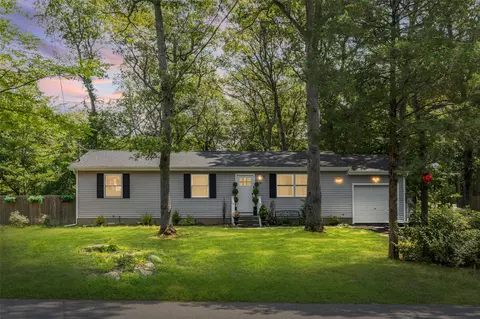 129 W Bartlett Rd, Middle Island, NY 11953