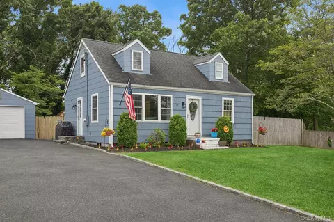 10 Elm St, Brookhaven, NY 11772