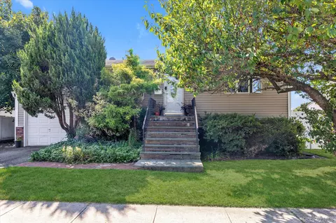 261 E Hoffman Ave, Lindenhurst, NY 11757