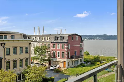 16 Rivers Edge Dr #408, Greenburgh, NY 10591