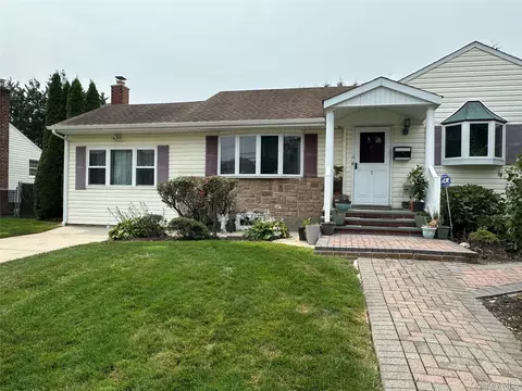 7 Dogwood St, Farmingdale, NY 11735