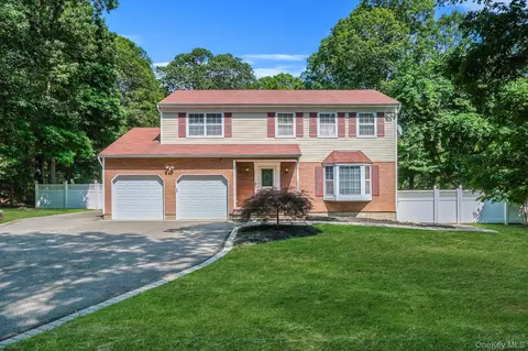125 W Bartlett Rd, Middle Island, NY 11953