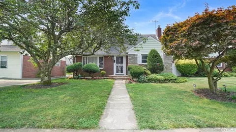 15 Koeppel Pl, Hempstead, NY 11550