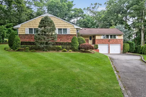 8 Milford Ct, Oyster Bay, NY 11803