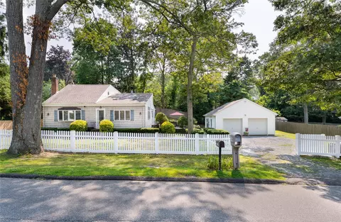116 Magnolia Dr, Rocky Point, NY 11778