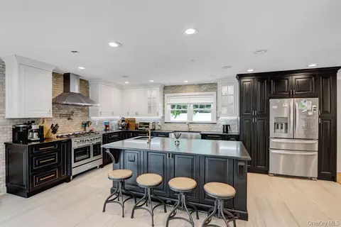 5 Arcadia Dr, Dix Hills, NY 11746