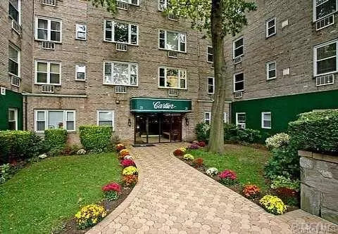 21 Bond St #2C, North Hempstead, NY 11021