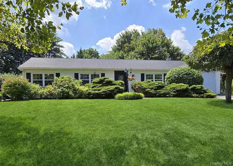 82 Chelsea Dr, Mount Sinai, NY 11766
