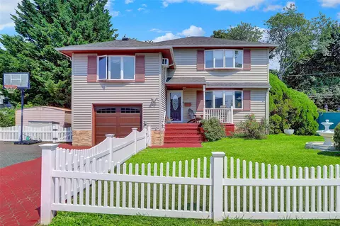 57 Elizabeth Dr, Bethpage, NY 11714