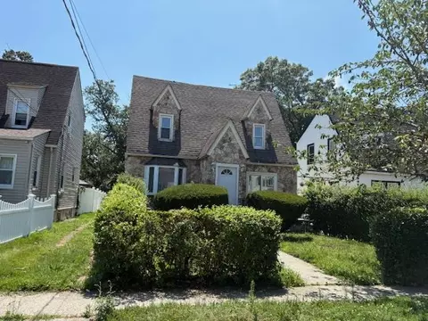110 Woodside Ave, Freeport, NY 11520