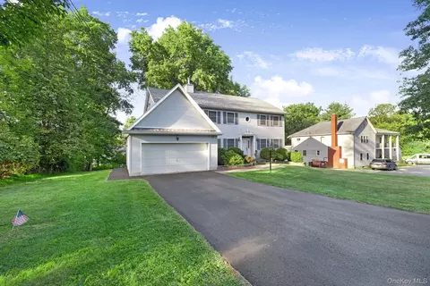 24 Hillcrest Dr, Salisbury Mills, NY 12577