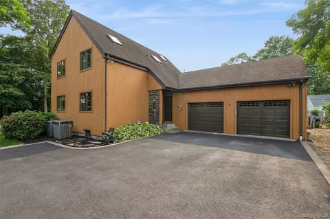 14 Sunrise Ct, East Northport, NY 11731