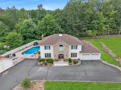 55 Burda Ln, Clarkstown, NY 10956