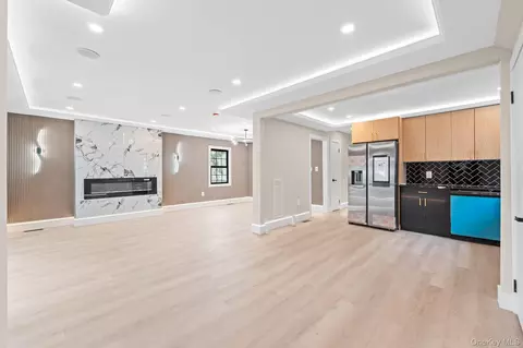 14631 222nd St, New York, NY 11413