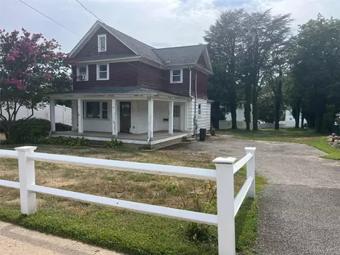 32 Perry Ave, Bayville, NY 11709
