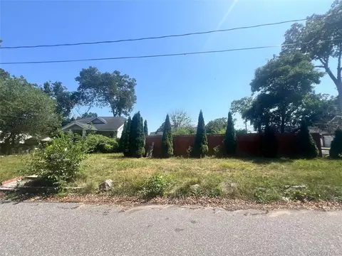 28 Lakeview Ct, Ronkonkoma, NY 11779