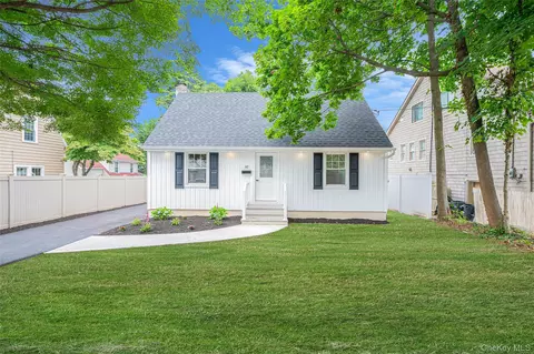 42 Smith St, Glen Head, NY 11545