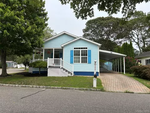 1661 Old Country Rd #500, Riverhead, NY 11901