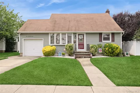 177 9th St, Bethpage, NY 11714