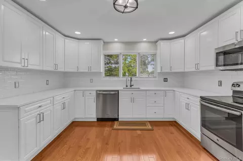 2810 Chestnut Ave, Ronkonkoma, NY 11779