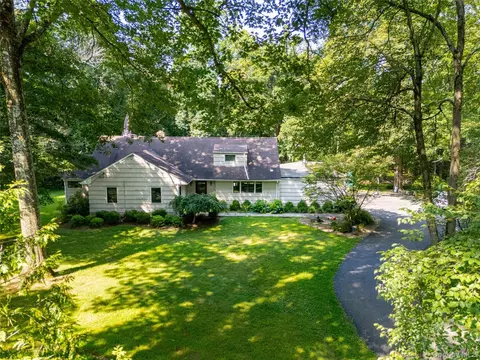 6 Algonquin Dr, New Castle, NY 10514