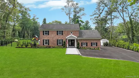 7 Pudding Ln, Dix Hills, NY 11746