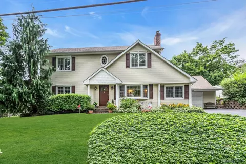 7 Sun Valley Ct, Northport, NY 11768
