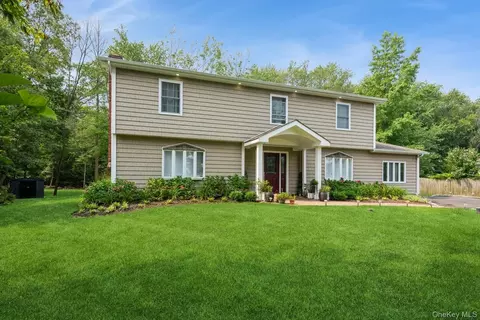 32 Hemlock Ln, Smithtown, NY 11787