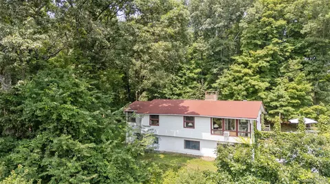 14 Cottage Rd, Beekman, NY 12533