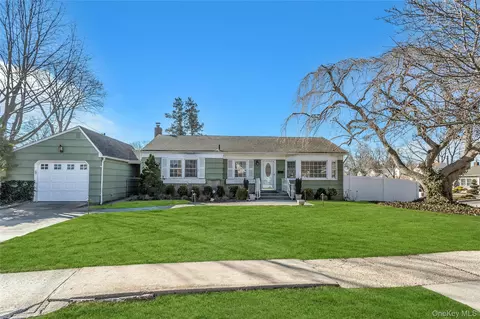 2 Glen Dr, Plainview, NY 11803