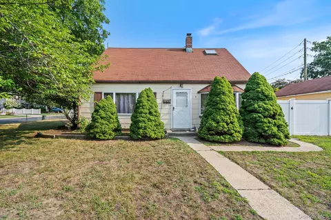3 Clover Ln, Levittown, NY 11756