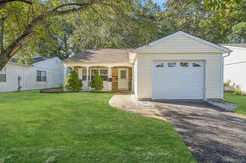 187 Edinburgh Dr, Ridge, NY 11961