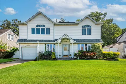 19 Richard St, West Hempstead, NY 11552