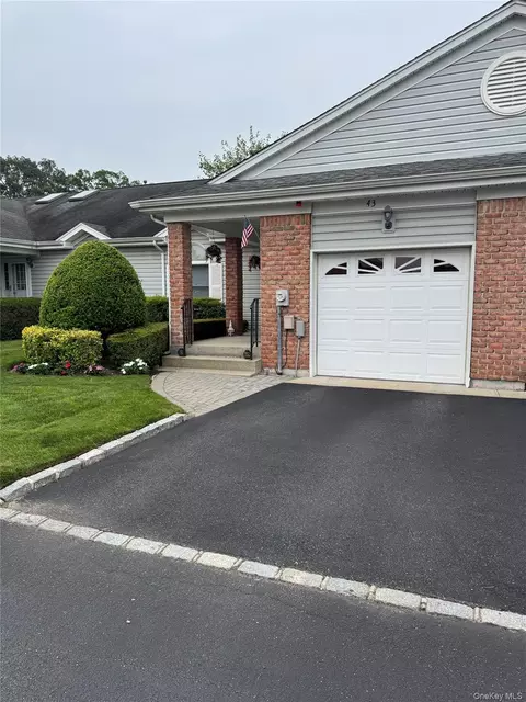 43 Primrose Ln, North Babylon, NY 11703