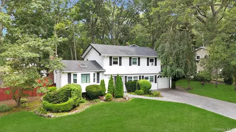 1 Barrington Dr, Wheatley Heights, NY 11798